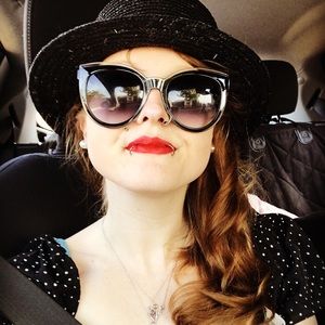 Meet your Posher, Caitlin